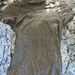 Lululemon grey Swiftly Tech Short-Sleeve Shirt 2.0 Hip Length size 4